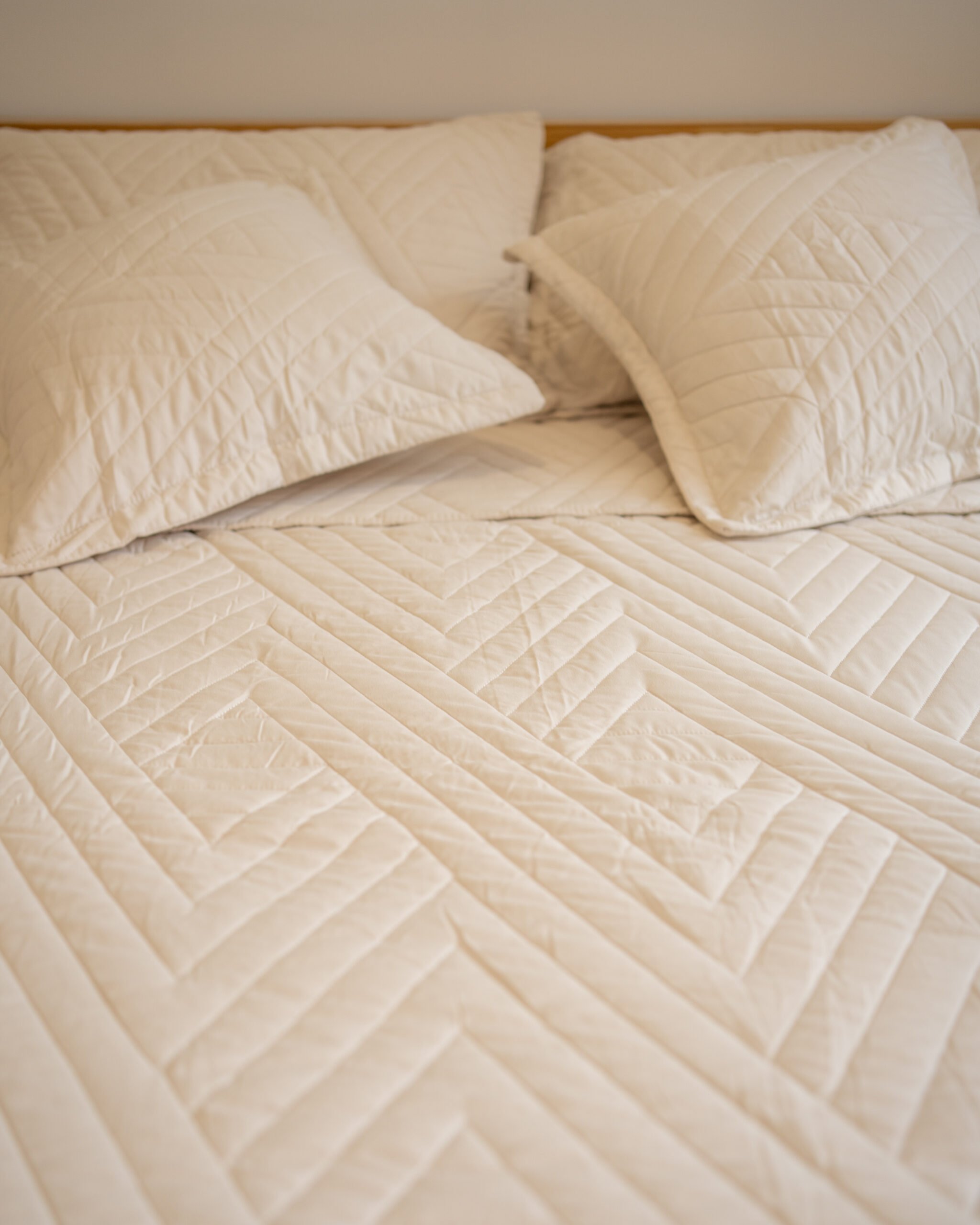 Cubrecama Quilt de 5 piezas – Diseño Bordado ZigZag - Image 4
