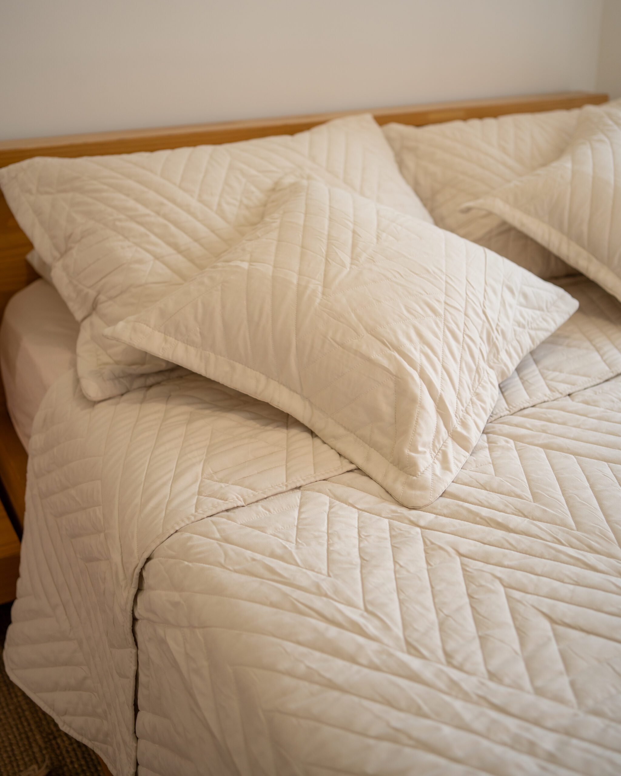 Cubrecama Quilt de 5 piezas – Diseño Bordado ZigZag - Image 3
